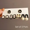 Elegante conjunto de 5 pares de pendientes estilo vintage con motivos de mariposas y rosas - Juego de 5 Pares Estilo Retro Francés (Negro)