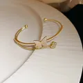 Elegante bracciale rigido dorato con motivi a farfalla e quadrifoglio in zirconi - Bracciale Aperto Doppio Strato con Farfalla e Quadrifoglio (90#) / Oro