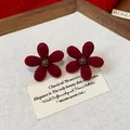 Orecchini a lobo vintage a forma di fiore in velluto bordeaux, stile Maillard classico - Orecchino a Bottone Fiore Floccato