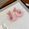 Eleganti orecchini con pompon di pelliccia rosa, orsetto carino e cuore satinato - Stile Orso Rosa con Pompon