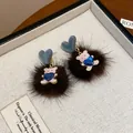 Orecchini a forma di orsetto peloso stile Maillard con cuore blu sfaccettato e velluto grigio - Stile Orso con Pompon Nero