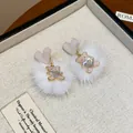 Orecchini vintage cuore e orsetto con morbidi pompon bianchi ed eleganti per signora - Stile Ciondolo con Pompon Bianco