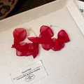 Eleganti orecchini a cerchio con petali di fiori in tessuto rosso e perle stile vintage - Cerchio a Petalo Rosso