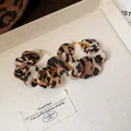 Orecchini a cerchio vintage leopardati con ago in argento per un look autunnale chic - Cerchio Leopardato