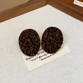 Orecchini retrò leopardati con perni in argento, stile estetico Maillard chic. - Stile Floccato Leopardato Ovale