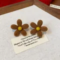 Orecchini a perno a fiore floccato marrone stile Maillard vintage con centro giallo - Orecchino a Bottone Fiore a 5 Petali Floccato