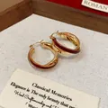 Orecchini a cerchio doppi vintage in smalto bordeaux e oro stile Maillard elegante - Doppio Anello Incrociato