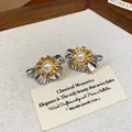 Orecchini a perno a forma di fiore vintage con perla, finitura elegante oro e argento - Stile Floreale con Perla Vintage