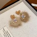 Eleganti orecchini autunno/inverno stile Maillard con pompon in pelliccia beige e orsetto cuore - Stile Orso Rosa con Pompon di Peluche