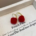 Eleganti orecchini a sfera rossi in peluche per la collezione autunno e inverno - Orecchino con Gancio a Pompon