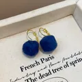 Orecchini a pompon blu scuro con eleganti ganci dorati per l'autunno e l'inverno. - Pompon di Peluche con Gancio Francese