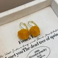 Orecchini pendenti a pompon gialli con ganci dorati per outfit autunno-inverno - Gancio con Pompon Giallo