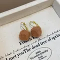 Orecchini a pompon marroni retrò Maillard con ganci dorati per l'autunno e l'inverno - Gancio con Sfera Floccata