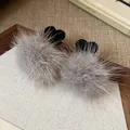 Eleganti orecchini in finta pelliccia grigia con accento a cuore nero in stile retrò - Cuore con Pompon Corto