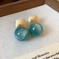 Eleganti orecchini con sfera di marmo verde acqua e perno quadrato in oro spazzolato - Sfera in Marmo in Metallo Quadrata