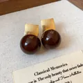 Eleganti orecchini a perno con rettangolo dorato spazzolato e sfera marrone lucida - Sfera Marrone Scuro Spazzolata in Oro