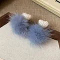 Orecchini a pompon blu soffici con base a cuore bianca per abiti autunno e inverno. - Cuore in Peluche Corto