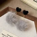 Eleganti orecchini a cuore in velluto nero con pompon grigio dallo stile retrò chic - Sfera Cuore Floccata