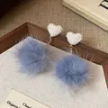 Eleganti orecchini a cuore in tweed bianco con pompon in pelliccia blu, ago in argento. - Pompon a Cuore in Tweed