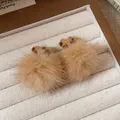Orecchini a pompon albicocca con dettagli leopardati in un vassoio per gioielli bianco - Pompon Leopardato Corto