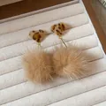 Orecchini vintage a cuore leopardato con pompon di peluche color cuoio per l'autunno - Sfera Lunga Leopardata Cuore