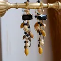 Orecchini pendenti stile retrò Maillard con gemme nere e perle di legno multicolore. - Perlina in Legno con Nappa Lunga