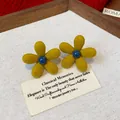 Orecchini a perno vintage a forma di fiore floccato giallo con elegante centro blu - Orecchino a Bottone Fiore Floccato a Contrasto
