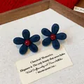 Orecchini a fiore blu navy vintage con perla rossa e ago d'argento per l'autunno. - Fiore Floccato Blu Scuro