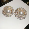 Elegante bloemvormige pareloorknopjes met fonkelende zirkonia's voor een chique look - Stijl 38 (HE32568)