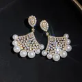 Elegante goudkleurige waaiervormige oorbellen met fonkelende strass en parels. - Stijl 64 (HE32568)