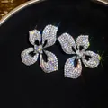 Boucles d'oreilles fleurs argentées exquises avec pétales scintillants pavés de diamants - Style Fleur Pavée de Diamants 3D (49#)