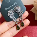 Elegante pauwenveer oorbellen met groene druppelvormige edelstenen en kristallen - Stijl 10 (HE32568)