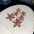 Elegante roze edelsteen bloem oorbellen met gouden afwerking voor damesmode sieraden - Stijl 24 (HE32568)