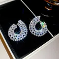 Elegante zilveren oorknopjes met glanzende zirkonia diamanten in een bloemig ontwerp - Stijl 31 (HE32568)