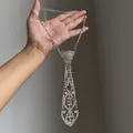 Collier à pampilles étincelant en forme de cravate serti de strass argentés pour femmes - Argent