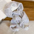 Collana a sciarpa vintage in tessuto bianco a pois neri su un piano estetico piatto - Collana Scarf Pois (Stile Lungo) / Bianco