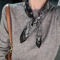 Foulard in seta retrò bianco e nero con motivo paisley per uno stile femminile elegante - Accessorio Foulard Paisley Retrò / Nero & Bianco