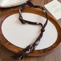 Collana foulard in tessuto marrone vintage con motivi paisley e ciondolo a perla rossa - Collana Scarf a Torsione Retrò (Perla Singola) / Marrone