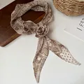 Collana foulard vintage in tessuto paisley con elegante nodo a rosa e bottone perlato - Collana con Nodo a Rosa Paisley Retrò / Beige