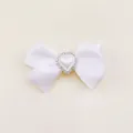 Élégante pince à cheveux en ruban blanc avec un centre en perle en forme de cœur et strass - Style Nœud avec Strass en Cœur (MC2414)