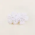 Élégante barrette à fleurs en dentelle brodée blanche avec perle pour filles et mariages - Style Flocon de Neige avec Perles Artificielles (MC2413)