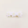 Elegante pinza para el pelo con margaritas bordadas blancas para bodas de niñas - Estilo de Margarita Bordada (MC2418)