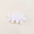 Pinza para el pelo con flor de encaje bordado blanco para niñas - Estilo de Triple Flor Bordada (MC2416)