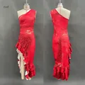 Detailansicht des roten Vintage-Maxikleids mit asymmetrischem Blumendruck und Rüschenschlitz. - XS / Rot