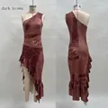 Ein-Schulter-Maxikleid mit Retro-Print, asymmetrischem Rüschensaum und hohem Schlitz - XS / Dunkelbraun