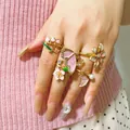 Elegante juego de cuatro anillos dorados con motivos de flores, mariposas y esmalte - Juego de flores y mariposas rosas (32966-ring-pink)