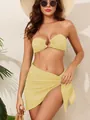 Sexy gelbes dreiteiliges Bikini-Set mit Mesh-Sarong-Rock an einem Modell im Freien - S / Gelb