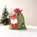 Détail d'un sac cadeau de Noël festif en toile de jute décoré d'un motif de Père Noël - Motif Père Noël (C-D37)