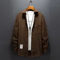 Camicia casual ampia da uomo a quadri marroni con maniche lunghe e chiusura bottoni - M / Cachi a Quadri
