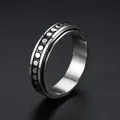 Anello spinner da uomo in acciaio al titanio con motivi delle fasi lunari in argento opaco. - US 6 / Motivo a pois